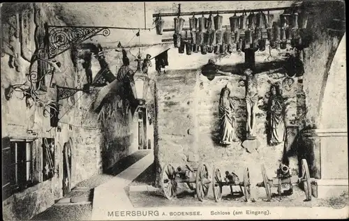 Ak Meersburg am Bodensee, Schloss, am Eingang