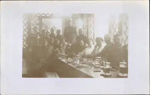 Foto Ak Soldaten in Uniformen, Sanitäter, Frauen, Tisch mit Bierkrügen