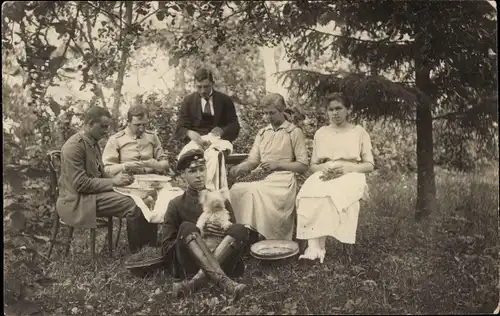 Foto Ak Personen in einem Garten in England, Hauslehrer, Gruppenaufnahme, Soldaten