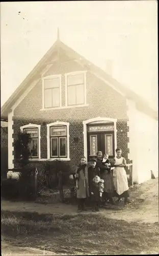 Foto Ak Hademarschen in Holstein, Wohnhaus, Familie