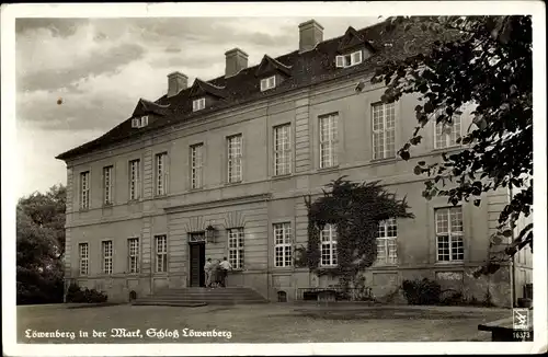 Ak Löwenberg in der Mark, Schloss, Frontansicht und Eingangsbereich