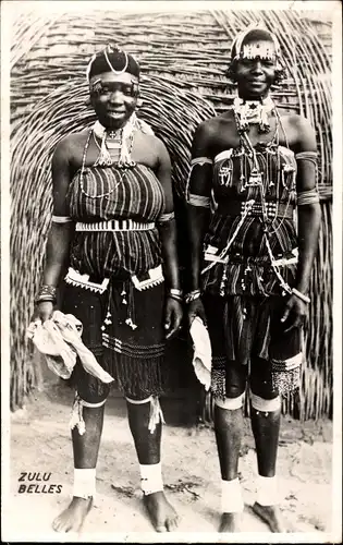 Foto Ak Zwei Zulu Frauen vor einer Hütte