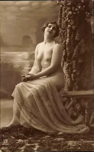 Ak Frauenakt, Frau auf einer Baumbank, Busen