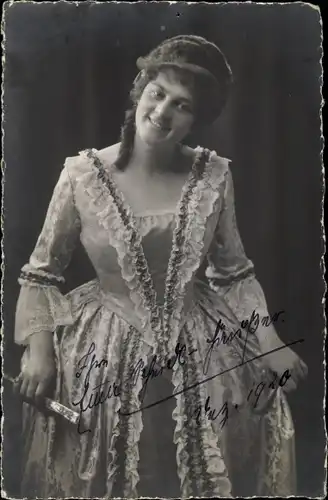 Foto Ak Schauspielerin, Theater Stuttgart, Portrait in Kostüm, Autogramm