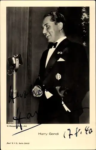 Ak Schauspieler Harry Gondi am Mikrofon