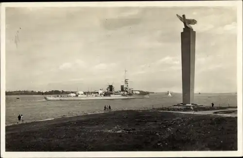Ak Möltenort Heikendorf in Schleswig Holstein, U Boot Ehrenmal mit Kreuzer Königsberg, Kriegsschiff