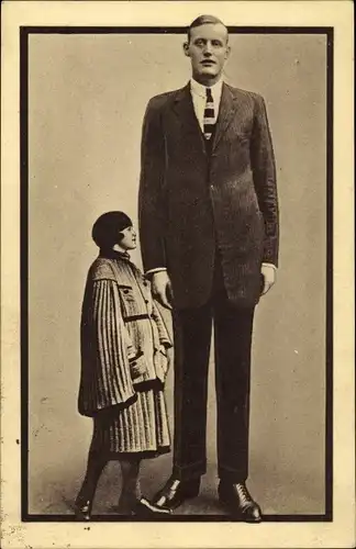Ak Van Albert, großwüchsiger Mann mit Frau