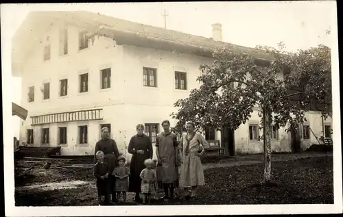 Foto Ak Peterskirchen Tacherting in Oberbayern, Frauen und Kinder vor einem Bauernhaus