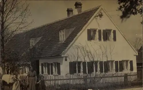 Foto Ak Göggingen Augsburg in Schwaben, Familie vor einem Wohnhaus