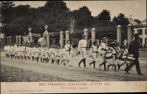 Ak Apeldoorn Gelderland, Het Versieerde 18. Juni 1909, Klein aber tapfer