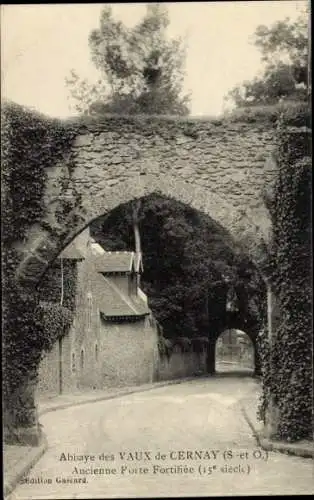 Ak Cernay la Ville Yvelines, Abtei Vaux de Cernay, altes befestigtes Tor