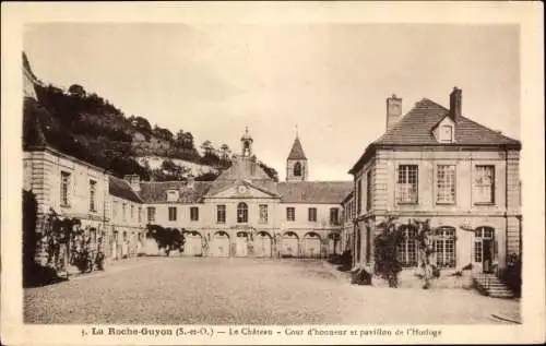 Ak La Roche Guyon Val d’Oise, Schloss, Cour d'honneur, Pavillon de l'Horloge
