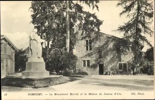 Ak Domrémy la Pucelle Lothringen Vogesen, Das Denkmal und das Haus von Jeanne d'Arc