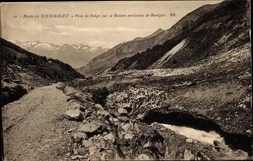 Ak Col du Tourmalet Hautes Pyrénées, Straße, Schneebrücke auf dem Bastau oberhalb von Bareges