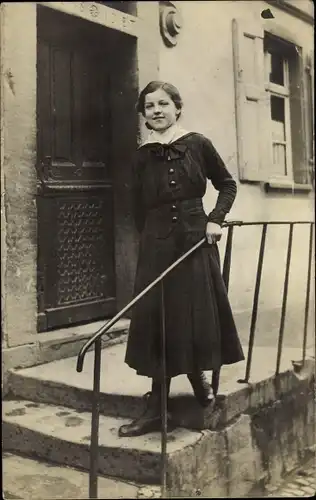 Foto Ak  Plankstadt in der Kurpfalz, Mädchen vor Hauseingang