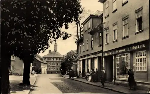 Ak Ohrdruf in Thüringen, Poststraße, Rathaus, Optiker Geschäft, Passanten