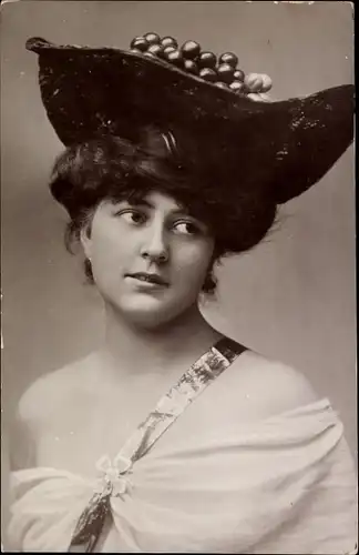 Ak Portrait einer Frau mit Hut