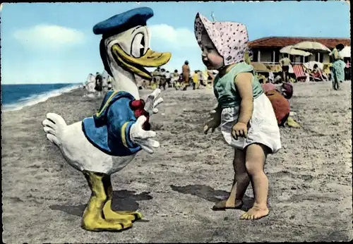Ak Strandpartie mit Figur von Donald Duck und Kleinkind