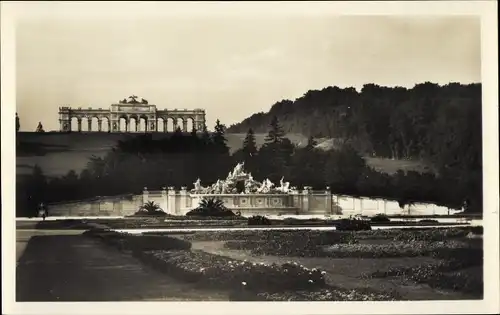 Ak Wien 13 Hietzing Österreich, Schönbrunn, Neptungrotte mit Gloriette