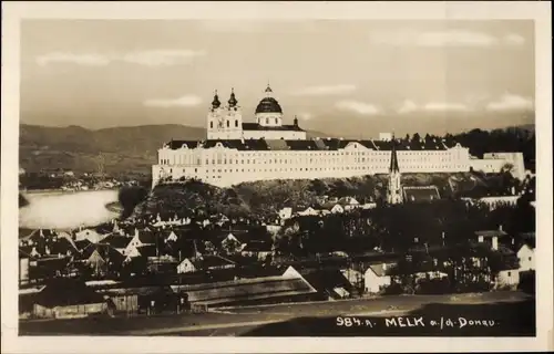 Ak Melk Niederösterreich, Blick über den Ort mit Stift