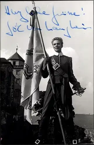 Foto Ak Schauspieler Götz von Langheim, Portrait in Uniform, Fahne, Autogramm