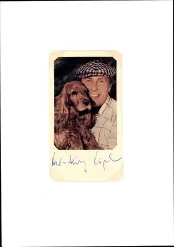 Fernsehmoderator Karl Heinz Köpcke mit Hund, Autogramm
