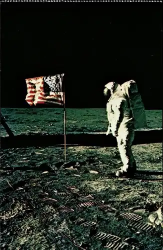 Ak Astronaut Buzz Aldrin auf dem Mon, Apollo 11, Fußabdrücke, Fahne
