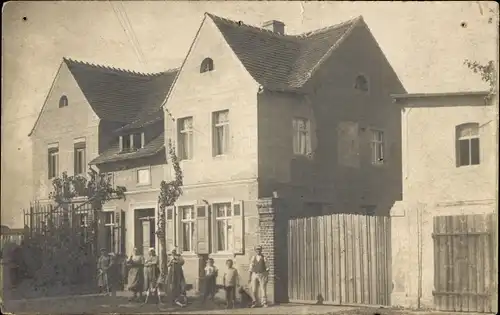 Foto Ak Mühlberg an der Elbe, Haus, Gruppenfoto