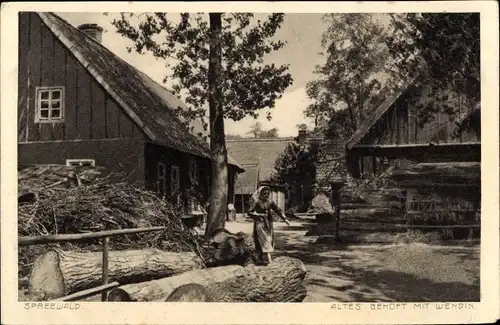 Ak Spreewald, Altes Gehöft, Wendin in Tracht, Spreewälderin