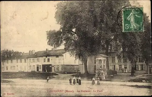 Ak Triaucourt Meuse, Platz, Brunnen