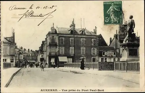 Ak Auxerre Yonne, Blick von der Paul-Bert-Brücke, Statue