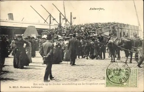 Ak Antwerpen Antwerpen Flandern, Menschenansammlung auf der Fußgängerbrücke, Congoboot