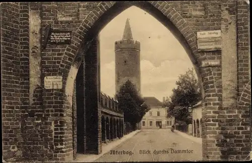 Ak Jüterbog in Brandenburg, Blick durchs Dammtor