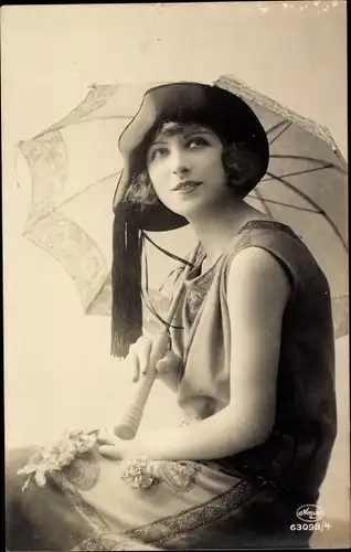 Ak Portrait einer Frau mit Sonnenschirm
