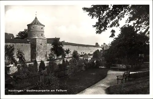 Ak Nördlingen im Nördlinger Ries Schwaben, Stadtmauerpartie am Feilturm, Parkbänke