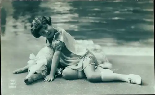 Ak Kind mit Windhund, Portrait
