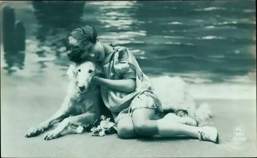 Ak Kind mit Windhund, Portrait