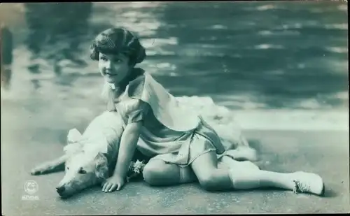 Ak Kind mit Windhund, Portrait