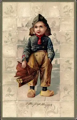 Präge Ak Kleiner Junge in Holzschuhen mit Spielzeugboot, Pfeife rauchend