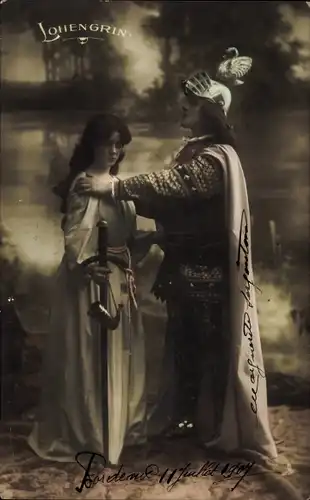 Ak Theaterszene, Schauspieler, Lohengrin, Ritter, Frau mit Schwert