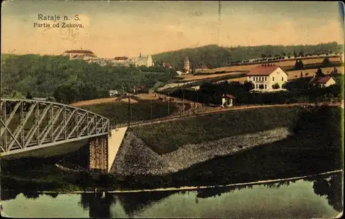 Ak Rataje nad Sázavou Mittelböhmen, Partie od Zakova, Brücke zum Ort