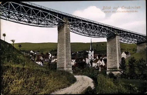 Ak Emskirchen in Mittelfranken, Blick durch die Eisenbahnbrücke