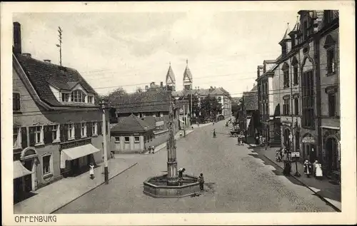 Ak Offenburg in Baden Schwarzwald, Straßenpartie, Brunnen