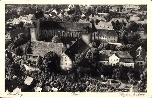 Ak Havelberg in Sachsen Anhalt, Blick auf den Ort mit Dom, Fliegeraufnahme