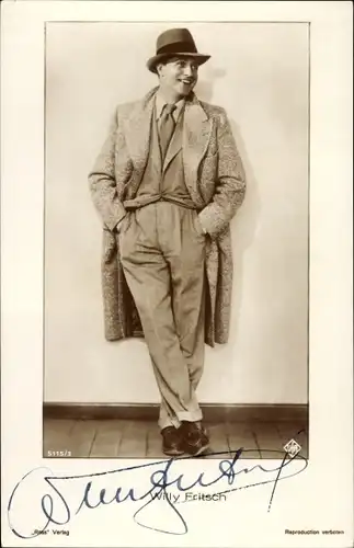 Ak Schauspieler Willy Fritsch, Standportrait, Hut, Mantel, Autogramm