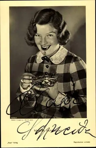 Ak Schauspielerin Magda Schneider, Portrait Kirschen essend, Ross Verlag 7099 1, Autogramm