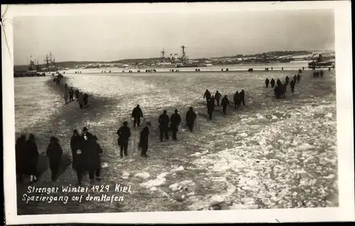 Foto Ak Kiel, Winter 1929, zugefrorener Hafen, Kriegsschiff, Linienschiff im Eis
