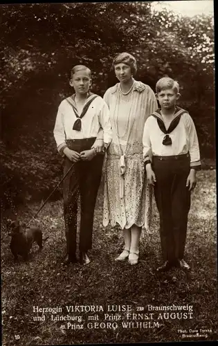 Ak Herzogin Viktoria Luise zu Braunschweig Lüneburg, Prinz Ernst August, Georg Wilhelm, Dackel
