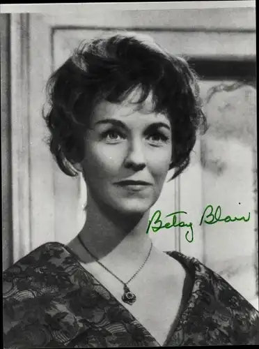 Foto Schauspielerin Betsy Blair, Portrait, Autogramm