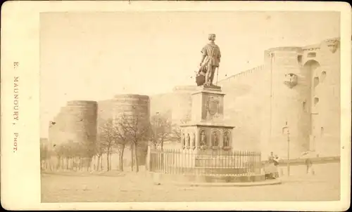 CdV Angers Maine et Loire, Statue du Roi René, Chateau